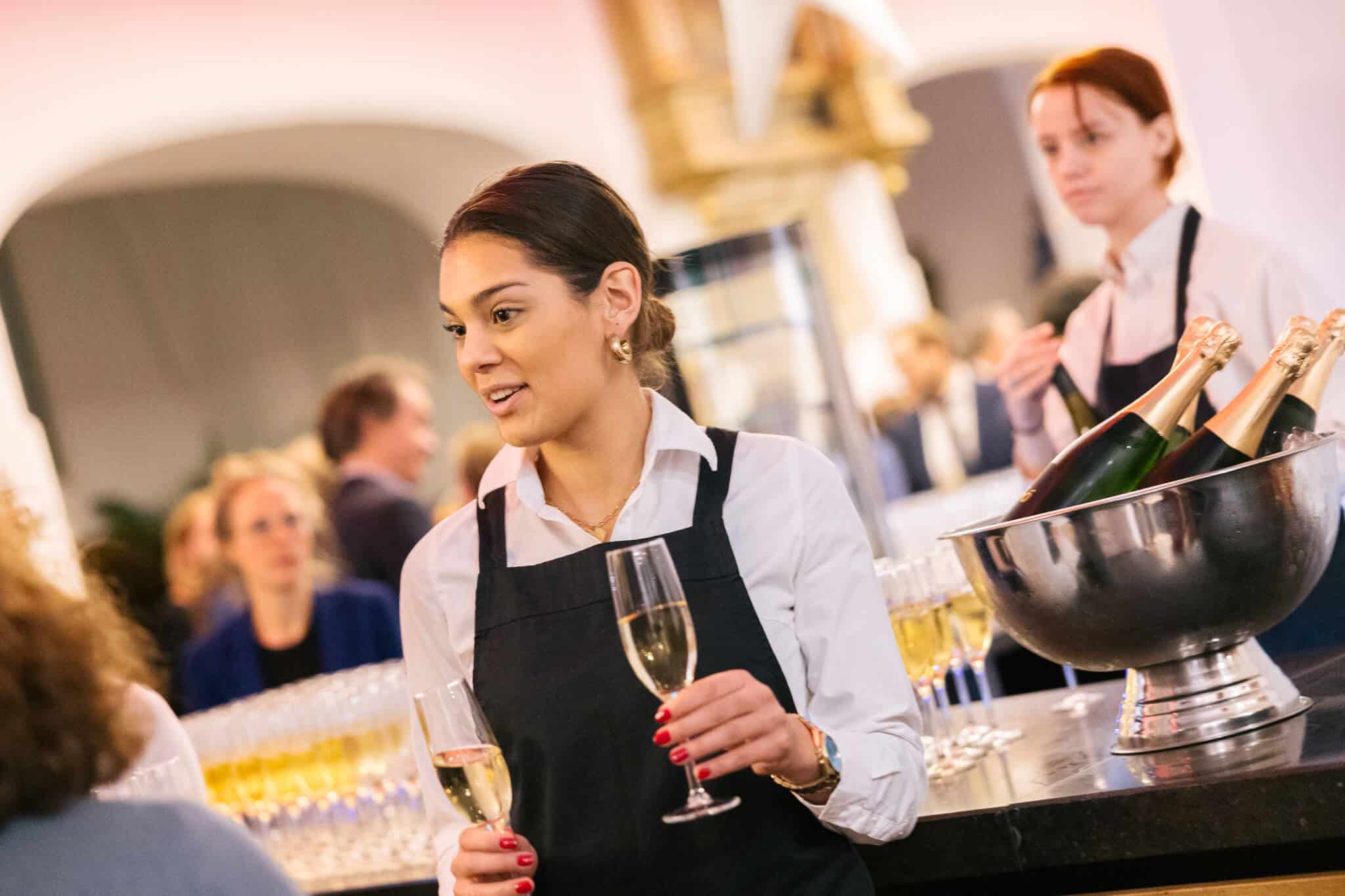 Personeel voor evenementen hospitality en promotie champagne op hospitality personeel event